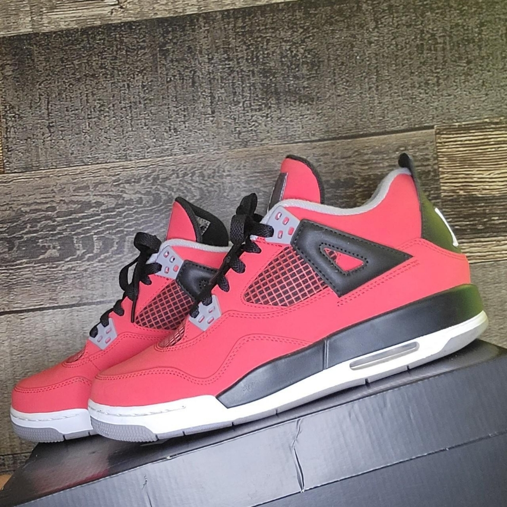 Jordan 4s/ toro bravo
